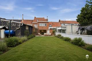 <p><strong>Kloeke woning met drie slaapkamers en tuin in Abele</strong></p>
<p>Deze ruime gesloten bebouwing uit 1963 ligt in het gezellige Abele, op slechts vijf minuten van Poperinge.</p>
<p>De woning heeft een solide structuur met betonnen vloeren en biedt circa 191 m² bruikbare vloeroppervlakte. Op het gelijkvloers bevinden zich een polyvalente ruimte, een apart toilet, een lichtrijke woonkamer met zicht op het terras en de tuin, een keuken, twee bergingen en een droge kelder.</p>
<p>De eerste verdieping telt drie volwaardige slaapkamers zonder schuine wanden, waarvan twee met een mooi uitzicht over het omliggende landschap. Verder zijn er een berging en een badkamer met lavabo, toilet en ligbad.</p>
<p>Via een vaste trap bereikt u de geïsoleerde zolder met veluxramen, die kan worden ingericht als extra slaapkamer of hobbyruimte. De woning beschikt bovendien over nieuwe pvc-ramen met hoogrendementsbeglazing, nieuwe deuren en dakisolatie.</p>
<p><strong>Troeven:</strong></p>
<p>• Kloeke woning met betonnen vloeren<br />• Drie volwaardige slaapkamers<br />• Apart toilet op het gelijkvloers<br />• Ruime zolder met vaste trap<br />• Groot terras en gezellige tuin<br />• Tal van renovatiemogelijkheden<br />• Gelegen op slechts vijf minuten van Poperinge</p>
<p>Grondoppervlakte: 231 m²<br />EPC: 614 kWh/m² per jaar – label F. Renovatieplicht van toepassing.<br />P-score en G-score: A<br />Vrij bij akte en betaling.</p>
<p>Neem contact op voor meer informatie of een bezoek.</p>
<p><strong>JOUW DROOMHUIS. ZO GEVONDEN!</strong></p>