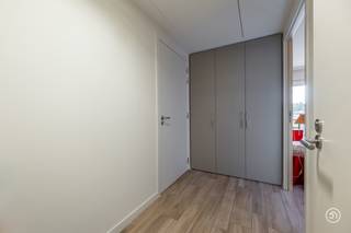 Rustig wonen in het centrum van Ruisbroek, op wandelafstand van winkels en andere faciliteiten doch omringd door groen? Deze recente serviceflat heeft het allemaal.<br /><br />Via trap of lift bereik je de tweede verdieping van residentie Skobbegaar, waar zich de aangeboden assistentiewoning bevindt. De inkomhal geeft toegang tot de lichtrijke woonkamer met open keuken. Verder biedt de flat nog twee slaapkamers, een badkamer met douche en een praktische berging.<br /><br />De raampartijen in de leefruimte geven toegang tot het zuidwest georiënteerde terras, waar je in alle rust kan genieten van de middag- en avondzon. <br /><br />Verder beschikt het gebouw over een gemeenschappelijke fietsenstalling.<br />De serviceflat wordt momenteel verhuurd, wat ervoor zorgt dat dit een uitstekende investering is.<br /><br />Heb je interesse in deze recente serviceflat op toplocatie?<br />Neem gerust contact op via roy@julimmo.be of 0498 62 74 71.
