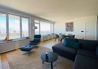 Dit appartement van ca 103 m² bevindt zich op de negende verdieping in de Van der Sweepstraat op 't Zuid. Absolute troef is ongetwijfeld...