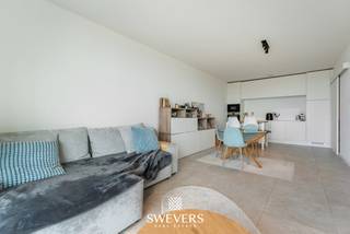 Voor meer info en foto’s, surf naar www.swevers.be – In het centrum van Beringen, op wandelafstand van winkels, horeca en openbaar vervoer, vindt u dit instapklare appartement van 75 m² in de Graaf van Loonstraat 12 bus 39. Gelegen in een recent gebouw uit 2022, combineert deze woonst een moderne afwerking met een praktische indeling en optimaal wooncomfort.<br />Via de inkomhal bereikt u alle ruimtes van het appartement. De open leefruimte van 16,73 m² vormt samen met de keuken van 10 m² een aangenaam geheel waar wonen, koken en ontspannen naadloos in elkaar overlopen. Dankzij de doordachte indeling geniet u van een comfortabele woonomgeving met voldoende plaats voor een zithoek en eethoek. De ruime slaapkamer van 13,25 m² biedt plaats aan een dubbel bed en kleerkast en ligt rustig gescheiden van de leefruimte. De badkamer is uitgerust met een douche en dubbele wastafel. Daarnaast beschikt het appartement over een apart toilet en een praktische berging met ruimte voor wasmachine, droogkast en extra opslag. Een extra troef is het terras van 12,75 m², bereikbaar vanuit de leefruimte. Hier geniet u van een aangename buitenruimte met voldoende plaats voor een tafel en stoelen of een compacte loungeset. Dankzij de centrale ligging bevinden alle dagelijkse voorzieningen zich vlakbij en bereikt u de autosnelwegen op slechts 4 kilometer. Dit appartement is een uitstekende keuze voor wie op zoek is naar een recent, onderhoudsvriendelijk en centraal gelegen appartement met één slaapkamer en een comfortabele buitenruimte.<br />Voor meer informatie, bel 011 255 155. Bron bewoonbare oppervlakte: EPC – verslag.