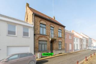 Op zoek naar een charmante en verrassend ruime woning te koop in Gistel? Deze karaktervolle gezinswoning aan de Congolaan combineert ruimte,...