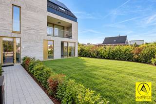 <p><span>EXCLUSIEF NIEUWBOUWAPPARTEMENT AAN 6% BTW! 121 m² WOONCOMFORT MET 3 SLAAPKAMERS EN TWEE TUINEN!</span></p><p><span>Nieuwbouw, aan 6% BTW (mits voldoening aan de voorschriften)!, 3 slaapkamer appartement van 121m² met tuin (Ca. 90m²), voortuin (Ca 50m²) en ondergrondse autostaanplaats + berging (opleg 35.000€).</span></p><p><span>Mogelijkheid tot 2 badkamers, thans is er één badkamer en een wasberging voorzien.</span></p><p><span>Het appartement wordt schilderklaar opgeleverd.</span></p><p><span> </span></p><p><span>Omschrijving:</span></p><p><span>Het appartement beschikt over een aparte inkomhal met technische berging waar alle technieken samenkomen.<br />De ruime leefkamer geniet via de kamerhoge schuiframen van aangename lichtinval en leuk zicht op de voortuin.<br />Achteraan de leefkamer treffen we de open keuken, voorzien van alle comfort.</span></p><p><span>In de nachthal treffen we het apart toilet met handenwasser.</span></p><p><span>De badkamer is uitgerust met groot lavabo-meubel en instapdouche.</span></p><p><span>Achteraan het appartement treffen we de 3 slaapkamers, waarvan één thans te gebruiken als bureau.</span></p><p><span>Ondergronds bereiken we via de lift de autostaanplaats, berging en gemeenschappelijke fietsenstalling.</span></p><p><span>Verder beschikt het appartement over een ventilatiesysteem D, centrale verwarming op gas en zonnepanelen, videofonie,...</span></p><p><span>De foto's werden bewerkt met AI.</span></p><p><span> </span></p><p><span>Bezoek ter plaatse/ gratis schatting met advies op maat? www.antress.be</span></p>