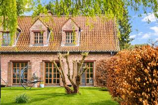 <p>Ontdek deze charmante woning, ideaal gelegen op een perceel van meer dan 30 are, rustig gelegen maar toch dicht bij alle voorzieningen (A8, winkels, scholen,…). Een perfecte woonomgeving voor een gezin.</p>
<p>Buiten vindt u een garage en een ruime parkeergelegenheid, volledig beveiligd met een elektrische poort.</p>
<p>De gelijkvloerse verdieping omvat een inkomhal die leidt naar een ingerichte keuken met berging, evenals een lichtrijke leefruimte met zithoek en houtkachel, wat zorgt voor een warme sfeer. De aanwezigheid van een slaapkamer en een badkamer maakt gelijkvloers wonen mogelijk, een echte troef.</p>
<p>Op de verdieping geeft de nachthal toegang tot drie mooie extra slaapkamers, waarvan één met ingebouwde kasten, evenals een zolder die extra bergruimte biedt.<br />Een grote kelder vervolledigt het geheel.</p>
<p>Technisch: houten ramen met dubbele beglazing, verwarming op stookolie, houtkachel, elektrische boiler, EPC D.</p>
<p>Een woning met ruime volumes en veel potentieel, ideaal voor gezinnen die op zoek zijn naar comfort en ruimte.</p>
<p>📩 Voor meer informatie of een bezoek:<br />aurelie@immobeguin.be</p>