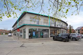 <p>Bent u op zoek naar een instapklare woning of een zorgeloze investering op een van de meest gegeerde locaties in Dilbeek? Dit uitstekend onderhouden appartement van <b>76 m²</b>, gelegen aan de <b>Heilige Dominicus Saviolaan 12</b>, biedt de perfecte balans tussen rust, comfort en een strategische ligging.</p>
<h3>📍 Uitzonderlijk goede locatie</h3>
<p>De ligging van dit pand is een absolute troef! Gelegen in een rustige en residentiële omgeving, geniet u hier van een uitzonderlijke bereikbaarheid:</p>
<ul>
<li>
<p><b>Alles op wandelafstand:</b> Winkels, bakkers, scholen en openbaar vervoer bevinden zich in de directe nabijheid.</p>
</li>
<li>
<p><b>Groene long:</b> Op een boogscheut van de parken en ontspanningsmogelijkheden waar Dilbeek om bekend staat.</p>
</li>
<li>
<p><b>Mobiliteit:</b> Een razendsnelle verbinding met de Brusselse Ring (R0) en belangrijke invalswegen, ideaal voor woon-werkverkeer.</p>
</li>
</ul>
<h3>✨ Indeling & Comfort</h3>
<p>Het appartement is doordacht ingedeeld om elke vierkante meter optimaal te benutten:</p>
<ul>
<li>
<p><b>Ontvangst:</b> Ruime inkomhal met een praktisch <b>apart toilet</b>.</p>
</li>
<li>
<p><b>Leefruimte & Keuken:</b> Een lichtrijke woonkamer die uitnodigt tot gezelligheid, met aansluitend een functionele keuken.</p>
</li>
<li>
<p><b>Nachtgedeelte:</b> <b>2 volwaardige slaapkamers</b> met aangename lichtinval.</p>
</li>
<li>
<p><b>Badkamer & Berging:</b> Een nette badkamer en een onmisbare interne berging (wasplaats/stockage).</p>
</li>
</ul>
<h3>📈 Sterke Investering & Energiezuinigheid</h3>
<ul>
<li>
<p><b>Direct rendement:</b> Het appartement is momenteel verhuurd voor ca. <b>€ 940 per maand</b>, wat het een zeer aantrekkelijke opportuniteit maakt voor investeerders.</p>
</li>
<li>
<p><b>Toekomstbestendig (EPC B):</b> Dankzij het <b>gunstige EPC-label B</b> geniet u van een laag energieverbruik en bent u volledig vrijgesteld van de huidige renovatieverplichtingen.</p>
</li>
</ul>
<hr />
<h3><b>Wenst u meer informatie of een bezoek ter plaatse?</b></h3>
<p>Appartementen op deze toplocatie met een dergelijk gunstig EPC zijn zeer gegeerd! Neem vandaag nog contact op met <b>Nils Deblock</b> voor een afspraak:</p>
<p>📞 <b>0497 248 251</b> 📧 <b>nils.deblock@weinvest.be</b></p>
<p><b>Uw nieuwe thuis of slimme vastgoedinvestering wacht op u in het hartje van Dilbeek!</b></p>