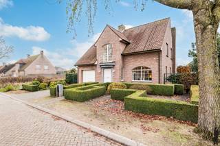 Vrijstaande woning met 3 slpk. in een doodlopende straat in het centrum van Hoogstraten.INDELINGGelijkvloerse verdieping:- Inkomhal met gastentoilet-...