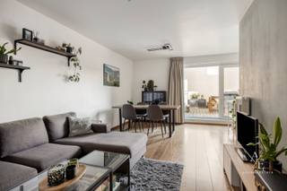 Dit recente appartement met uitzonderlijk groot terras wordt exclusief te koop aangeboden door Access Estate.<br />BEZOEKDAG OP ZATERDAG 1 AUGUSTUS 2026 - OP AFSPRAAK!<br />Maak uw afspraak via +32 472 60 91 51 (telefoon, sms of Whatsapp).<br /><br />Op een uitstekende ligging langs de Zwijnaardsesteenweg in Gent, met winkels, openbaar vervoer, onderwijs en andere voorzieningen op wandelafstand, bevindt zich dit instapklare tweeslaapkamerappartement op de eerste verdieping van een recente residentie uit 2012. Dankzij de strategische ligging en de kwalitatieve afwerking is dit appartement de ideale keuze voor starters, investeerders of ouders van studerende kinderen.<br /><br />De absolute blikvanger is het uitzonderlijk ruime, zuidoost georiënteerde terras van ca. 26 m². Hier geniet u in alle rust en privacy van een aangenaam open uitzicht. De centrale ligging biedt het beste van twee werelden: de bruisende binnenstad bevindt zich vlakbij, terwijl de vlotte verbinding met de R40 en het openbaar vervoer een uitstekende bereikbaarheid garandeert. Bovendien zijn een privatieve ondergrondse staanplaats en twee privatieve fietshaken inbegrepen in de vraagprijs.<br /><br />Het appartement beschikt over een inkomhal, een badkamer uitgerust met een dubbele lavabo, douche en toilet, gevolgd door twee volwaardige slaapkamers. De lichtrijke leefruimte met volledig geïnstalleerde open keuken en aansluitende berging vormt het hart van het appartement. Via het grote schuifraam heeft u rechtstreeks toegang tot het ruime zonneterras, dat een aangename uitbreiding vormt van de leefruimte.<br /><br />Troeven:<br />- recente residentie (2012) met gunstige energiescore;<br />- uitzonderlijk groot zonneterras van ca. 26m² met optimale privacy; <br />- gegeerde en uitstekende bereikbare locatie;<br />- vrij bij akte;<br />- privatieve ondergrondse staanplaats en twee privatieve fietshaken inbegrepen. <br /><br />Keuringen:<br />- EPC: label A;<br />- elektrische installatie: conform;<br />- asbestattest: niet van toepassing.<br /><br />Bent u op zoek naar een instapklaar tweeslaapkamerappartement met een uitzonderlijk groot terras op een toplocatie in Gent? Dan is dit een unieke opportuniteit voor starters, investeerders of ouders van studerende kinderen. Contacteer Access Estate vandaag nog en reserveer uw afspraak voor de bezoekdag.