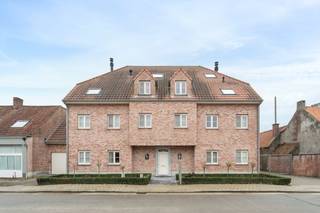[[ DIT PAND NEEMT DEEL AAN DE ERA OPEN HUIZEN DAG OP 14/3 VAN 16:00 TOT 17:00 ]]Te koop: ruim en lichtrijk duplex appartement in Vosselare, op een...