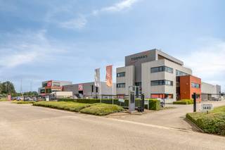 This office space of approximately 145.51 m² is located on the second floor of a well-maintained office building on the Liesdonk in Geel.<br /><br />The space offers a professional work environment at a strategic location with a smooth connection to the surrounding municipalities and major traffic routes. In addition, there are ample parking options on the site.<br /><br />Rental conditions:<br /><br />- Office space: € 120/m²/year excl. VAT<br />- Provisional costs: € 20/m²/year<br />- Uncovered parking space: €700/space/year excl. VAT<br />- Charging station: supplement of € 600/place/year excluding VAT