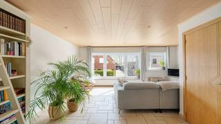 Deze instapklare en uitstekend onderhouden gezinswoning is rustig gelegen in het dorp van Zeebrugge, op wandelafstand van winkels, scholen en openbaar vervoer. Dankzij de dubbele inpandige garage, drie volwaardige slaapkamers en de ruime zolder biedt deze woning alle comfort.<br /><br />De woning is bovendien energiezuinig met een EPC-label B, hoogrendementsglas, een condenserende gasketel op aardgas en een degelijke constructie met betonnen gewelven.<br /><br />Via de inkomhal bereikt u een praktische berging/vestiaire onder de trap, de inpandige garage met plaats voor twee wagens en de wasruimte. Vanuit de keuken een rechtstreekse toegang tot de tuin.<br /><br />Op de eerste verdieping bevindt zich een lichtrijke leefruimte met een aangename woon- en eetkamer. De volledig uitgeruste keuken kijkt uit op de tuin en beschikt over een trap die rechtstreeks naar buiten leidt. Op deze verdieping is eveneens een apart gastentoilet aanwezig.<br /><br />De tweede verdieping omvat drie ruime slaapkamers en een verzorgde badkamer met douche en een tweede toilet. Grote zolderverdieping met talloze mogelijkheden.<br /><br />Een ruime, energiezuinige en perfect onderhouden woning op een centrale, doch rustige ligging in Zeebrugge, ideaal voor wie op zoek is naar een zorgeloze thuis.<br /> <br />Bezoeken of meer informatie? <br />Contacteer Maxim Slabbinck op tel. 0494/52.59.73