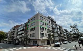 Volledig gerenoveerd hoekappartement met 2 slaapkamers op de hoek van Leopoldlaan met Bayauxlaan.Inkomhall met vestiaire, berging/wasplaats en aparte...