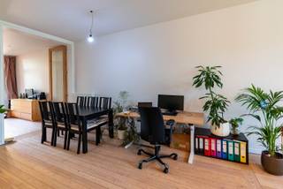 Instapklaar en volledig gerenoveerd appartement op een bruisende locatie in Wilrijk. Gelegen op de tweede verdieping van een kleinschalig gebouw (zonder lift) en vernieuwd in 2023 met moderne afwerking. Het appartement beschikt over een lichtrijke leefruimte, open keuken, badkamer ensuite, ruime slaapkamer en een aangenaam terras. Tramhalte voor de deur met vlotte verbinding naar Antwerpen centrum en een uitstekende aansluiting op de Ring, A12 en E19. Winkels, supermarkten en sportfaciliteiten bevinden zich vlakbij. Goede EPC-score. Beschikbaar vanaf 1 juli 2026. Huurprijs: 885 euro/maand + 15 euro gemeenschappelijke kosten.