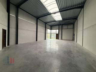 Nieuwbouw KMO-unit met een oppervlakte van 170 m² en minstens 2 privatieve parkeerplaatsen te koop op toplocatie in Izegem. De casco bedrijfsruimte...