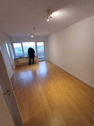 Propere studio op 8ste verdieping. Omvat inkomhal met ingebouwde kast, badkamer met bad, douche en toilet, lichtrijke leefruimte van 20 m², aparte ingerichte keuken en ruim terras. Beschikt ook over een eigen kelder als opslagruimte.<br /><br />Zeer goede ligging naast Delhaize, Aldi, Colruyt en vele andere winkels, alsook op wandelafstand van winkelcentrum Malinas en stadscentrum.<br /><br />Momenteel verhuurd voor aan een betrouwbare huurder.