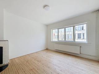 Droom je ervan om te wonen op een uitstekend bereikbare locatie? Gelegen aan de levendige Herentalsebaan bevind je je op wandelafstand van tal van winkels, openbaar vervoer en gezellige horeca. Je geniet hier van een centrale ligging in Deurne, gecombineerd met modern wonen.<br /><br />Indeling van het appartement:<br /><br />-Woonkamer (15,6 m²): Gezellige en ruime leefruimte op parketvloer.<br />-Keuken (9,6 m²): uitgeruste keuken voorzien van een dubbele spoelbak, combi-oven en gasfornuis.<br />-Slaapkamer 1 (9,5 m²): Volwaardige, comfortabele slaapkamer.<br />-Slaapkamer 2 (14,8 m²): Ruime tweede slaapkamer, ideaal als master bedroom.<br />-Badkamer (7,0 m²): Badkamer met inloopdouche en enkel lavabomeubel<br />-Aparte toiletruimte (2,6 m²): Praktisch afzonderlijk toilet.<br /><br />Bijzonderheden:<br /><br />-Volledig recent vernieuwd<br />-Geen maandelijkse vaste kosten<br />-Beschikbaar vanaf 01/09/2026<br />-Uitstekende bereikbaarheid via tram, bus en belangrijke invalswegen<br />-EPC E