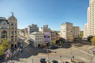 <p>Te midden van de stad, op wandelafstand van de Groenplaats en de Grote markt bevindt zich dit royaal appartement met mooie terrassen en parkeergelegenheid.<br /><br />Indeling: Inkomhal met gastentoilet en handenwasser. Een royale en zonnige leefruimte op parket met aansluitend toegang tot een terras met mooi uitzicht. De semi-open ingerichte keuken werd uitgerust met kasten, kookfornuis, frigo, oven, microgolfoven en vaatwasser.<br /><br />De nachthal geeft uit op een royale hoofdslaapkamer. De slaapkamer is voorzien van ingemaakte kasten. Een volledig geïnstalleerde badkamer met ligbad, douche, dubbele wastafel en toilet. Afzonderlijke wasplaats. <br /><br />Mooi terras aan de achterzijde met open zicht op binnentuin en de Handelsbeurs.</p>
<p>In de kelderverdieping bevindt zich een ruime kelderberging.</p>
<p>Mogelijkheid tot aankoop van 2 ondergrondse autostaanplaatsen aan €50.000/stuk.</p>
<p></p>
