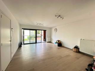 <p><span>Magnifique appartement neuf à louer dans le centre de Duffel-West</span></p><p><span>Vous recherchez un appartement neuf, spacieux et lumineux, bénéficiant d'un emplacement exceptionnel ? Cet appartement élégant, situé au centre de Duffel-West, offre tout le confort moderne et un agencement bien pensé.</span></p><p><span>En passant par le vaste hall d'entrée, qui offre suffisamment d'espace pour un vestiaire, vous accédez au salon convivial baigné de lumière naturelle grâce à la grande baie vitrée coulissante. Depuis le salon, vous accédez directement à la terrasse ensoleillée de 10 m² orientée sud-ouest, où vous pourrez profiter pleinement du soleil de l’après-midi et du soir.</span></p><p><span>La cuisine ouverte et entièrement équipée dispose d’un réfrigérateur, d’un congélateur, d’une plaque de cuisson électrique, d’une hotte aspirante, d’un lave-vaisselle et d’un four. À côté se trouve un débarras pratique avec des branchements et de la place pour une machine à laver et un sèche-linge.</span></p><p><span>L'appartement compte trois chambres à part entière, situées au calme à l'arrière du bâtiment, ce qui vous permet de profiter d'un maximum de tranquillité, à l'abri de la circulation routière.</span></p><p><span>L'appartement dispose également d'un débarras privé en sous-sol de 4 m². L'immeuble est équipé d'un ascenseur qui dessert également le sous-sol, et un local à vélos commun est à votre disposition.</span></p><p><span>Les charges communes s'élèvent à 50 par mois.</span></p><p><span>Disponible à partir du 1er août 2026.</span></p><p><span>Contactez-nous pour une visite au 015 200 999 ou à l'adresse info@vastgoedplus.be</span></p>