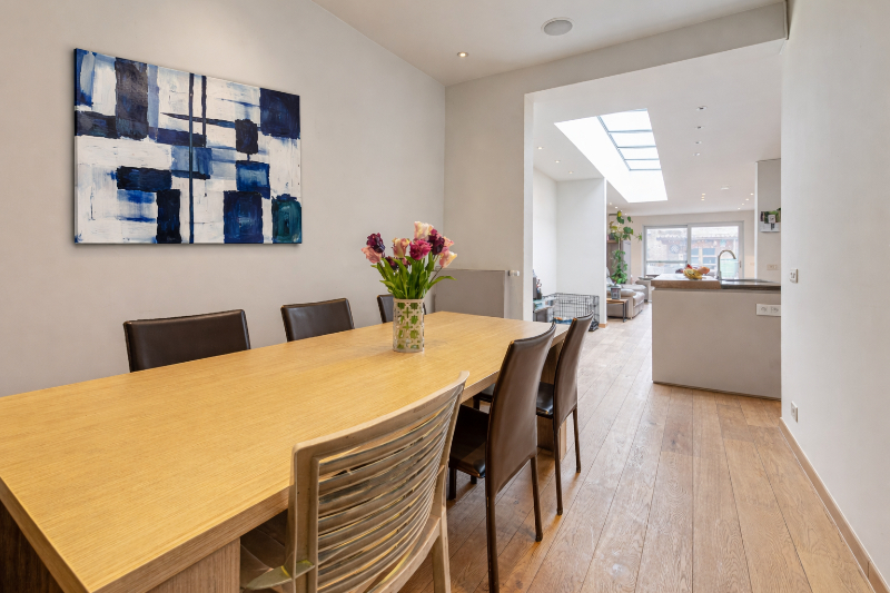 SUPER LEUKE GEZINSWONING MET TUIN EN 4 SLPK GELEGEN VLAK AAN EEN PLEIN - foto 5