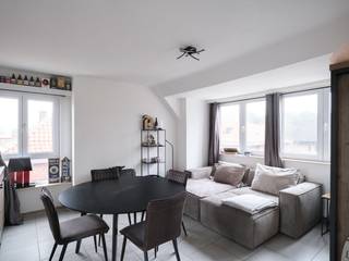 Gelegen in een rustige, doch centrale buurt van Wetteren, bevindt zich dit charmante volledig gerenoveerd dakappartement in een kleinschalig gebouw. Met een bewoonbare oppervlakte die slim benut kan worden, is dit een ideale kans voor wie op zoek is naar een betaalbare woonst met potentieel.<br /><br />Het appartement beschikt over een lichtrijke leefruimte met toegang tot een indrukwekkend terras van maar liefst 25m² – een zeldzame troef in deze prijsklasse. Dit terras biedt een oase van rust en een prachtig uitzicht over de omgeving, perfect voor ontspannende momenten in de buitenlucht.<br /><br />De slaapkamer is aangenaam van formaat en grenst aan de badkamer. Extra opbergruimte is voorzien in de kelderberging.<br /><br />Dit appartement is ideaal voor starters, investeerders of iedereen die op zoek is naar een compacte woonst met buitenruimte.