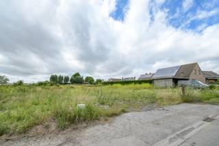 Ontdek de unieke kans om uw droomwoning te realiseren op een schitterend perceel bouwgrond aan de Ruyterhoekstraat 8 in Kortemark. Met maar...
