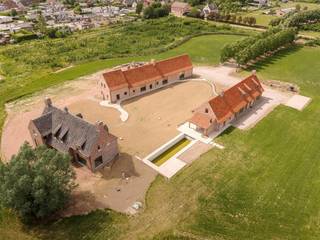 Aan de rand van Roeselare, waar rust en bereikbaarheid elkaar ontmoeten, ligt een domein dat zijn gelijke in de regio nauwelijks kent. Beverseaardeweg 102 is geen gewone eigendom, maar een uitzonderlijke woonsite met karakter en uitstraling.<br /><br />Geschiedenis herschreven in steen<br /><br />Deze plek draagt de naam *De Blauwe Toren*, een historisch domein dat reeds in 1546 werd vermeld als omwalde hoeve in de wezenboeken, gelegen aan de Kromme Beek. Die rijke geschiedenis vormde de basis voor een hedendaags nieuwbouwproject dat de grandeur van weleer herinterpreteert in een volledig nieuwe realisatie, afgewerkt volgens de hoogste normen van vandaag.<br /><br />Het domein – ca. 2 hectare exclusiviteit<br /><br />Achter de elektrische toegangspoort ontvouwt zich een uniek geheel. Een groene oprijlaan leidt naar het hart van het domein waar drie imposante gebouwen in een karakteristieke U-vorm de sfeer van een klassieke hoevesite oproepen. Het geheel wordt gekenmerkt door absolute rust en privacy, terwijl zowel het centrum van Roeselare als de belangrijkste invalswegen en autostrades vlot bereikbaar blijven.<br /><br />Het exclusieve domein beschikt over een totale bruikbare vloeroppervlakte van ca. 1.344 m² en werd vergund voor drie afzonderlijke gebouwen, wat het geheel een zeldzaam karakter geeft. De hoofdwoning is volledig onderkelderd en op het terrein is reeds een zwembad met aanhorigheden voorzien. Daarnaast zijn de grond- en rioleringswerken uitgevoerd en werden de omgevingswerken reeds gedeeltelijk aangelegd.<br /><br />De gebouwen<br /><br />A | Villa (casco – nog volledig naar eigen afwerking)<br />De hoofdwoning bevindt zich in ruwbouw en biedt op het gelijkvloers een ruime inkomhal met gastentoilet, een lichtrijke leefruimte met zit- en eethoek en haard, een open keuken en een mudroom. Op de verdieping bevinden zich vier volwaardige slaapkamers, drie badkamers en een apart toilet. De woning is volledig onderkelderd en biedt zo bijkomende mogelijkheden.<br /><br />B | Poolhouse / guesthouse (volledig afgewerkt)<br />Het rechter bijgebouw is instapklaar en vandaag ingericht als hoogwaardig gastenverblijf of entertainmentruimte. Het omvat een tv-hoek, open keuken met salon en eethoek, berging, technische ruimte en apart toilet. De blikvanger is de organisch gevormde bar die aansluit op een overdekt terras met buitenhaard. Boven De bovenverdieping biedt drie slaapkamers en twee badkamers en een polyvalente ruimte. Dit gebouw omvat een bruikbare oppervlakte van ca. 392 m².<br /><br />C | Multifunctioneel bijgebouw (functioneel en polyvalent)<br />Het linker bijgebouw combineert praktische functies met architecturale sterkte. Het beschikt over een garage voor drie wagens, fietsenberging en diverse bergingen. Daarnaast bevindt zich een indrukwekkende polyvalente zaal die tot in de nok reikt en wordt gekenmerkt door de authentieke baksteenstructuur en houten dakspanten. Afhankelijk van de bestemming biedt dit gebouw nog verdere invullingsmogelijkheden.<br /><br />D | Buitenruimte &amp; zwembad<br />De buitenruimte is reeds deels aangelegd en voorzien van een buitenzwembad van 4 op 15 meter, waarvan de infrastructuur klaar ligt voor verdere afwerking. De oprijlaan, bomenstructuur en groenzones versterken het besloten karakter van het domein.<br />Voor wie geen genoegen neemt met het gewone<br /><br />Dankzij de combinatie van een perceel van ruim 2 hectare, de drie vergunde gebouwen en de reeds gerealiseerde basisinfrastructuur biedt deze eigendom een zeldzame opportuniteit voor wie op zoek is naar een exclusieve woonsite met uitzonderlijke mogelijkheden.<br /><br />Exclusief. Zeldzaam. En niet te evenaren.<br /><br /><br />Bestuursmaatregelen in het maatregelenregister: in aanvraag