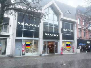 Uitzonderlijk ruim commercieel pand van 1.200 m² op een absolute toplocatie in Aalst in de gekende NIEUWSTRAAT. Nabij 'Torfs', 'Veritas',...