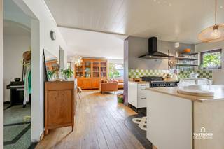 Gelegen nabij het centrum van Astene treffen we deze ruime open bebouwing met loods aan.
De woning heeft de volgende indeling: ruime inkomhal met gastentoilet, woon- en eetkamer, volledig geïnstalleerde keuken, berging/wasplaats, bureauruimte en een badkamer met lavabo, inloopdouche en een ligbad.
Op de eerste verdieping zijn er 2 ruime slaapkamers (waarvan 1 op te splitsen in 2 kamers), een tweede badkamer met een ligbad en een bergruimte, op de tweede verdieping is er nog een derde slaapkamer en een bergruimte.
Verder heeft de woning ook nog een droge kelder en een loods (bouwjaar 2011) van 198 m².
Renovatieverplichting: neen.
Grote troeven zijn hier: locatie, bereikbaarheid, ruimte, ...
Voor meer informatie of een bezoek kan u terecht bij Sander Dejonghe via sander@vastgoeddejonghe.be, Evy Dhondt via evy@vastgoeddejonghe.be of Inias Leten, Inias@vastgoeddejonghe.be
Alle dossierstukken kan u downloaden op onze website: www.vastgoeddejonghe.be.