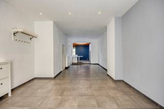 Deze karaktervolle stadswoning (bouwjaar ca. 1910-1920) combineert de gezelligheid van weleer met modern comfort. Gelegen op een perceel van ca. 120 m², biedt deze woning alles wat u nodig heeft voor een warme thuis.<br /><br />Indeling van de woning<br />Gelijkvloers: Comfortabel wonen<br />Bij het binnenkomen ervaart u direct de uitnodigende sfeer van de leefruimte. De aangrenzende geïnstalleerde keuken vloeit moeiteloos over in een praktische bijkeuken/wasplaats. Ook de badkamer bevindt zich op het gelijkvloers, wat zorgt voor een efficiënt ruimtegebruik.<br /><br />Eerste verdieping: Ruimte voor rust<br />De vaste trap brengt u naar de eerste verdieping, waar u twee zeer ruime slaapkamers vindt, badend in het licht.<br /><br />Tweede verdieping: Een blanco canvas<br />Een grote troef is de zolderverdieping, bereikbaar via een vaste trap. De zoldervloer is reeds geïsoleerd en de aansluitingen voor centrale verwarming en elektriciteit zijn al doorgetrokken. Mits wat verdere afwerking van het dak, creëert u hier met gemak twee extra slaapkamers of een riante hobbyruimte.<br /><br />Technische specificaties: <br />- Bouwjaar: +/- 1910 - 1920<br />- Oppervlakte: +/- 1a 20ca<br />- Verwarming: Centrale verwarming op gas (installatie vernieuwd in 2012).<br />- Isolatie: Geïsoleerde zoldervloer; verwarmingsbuizen en elektriciteit reeds aanwezig op zolderniveau.<br />- Kadastraal Inkomen: Laag KI (€ 173,53 / 7000,- BEF), wat gunstige voorwaarden kan bieden.<br />- Water: Directe aansluiting op de riolering (geen regenwaterput).<br /><br />Bestuursmaatregelen in het maatregelenregister: nee