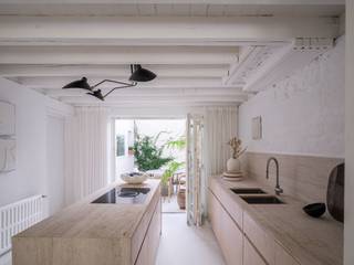 Stijlvolle townhouse met karaktervolle art-nouveaugevel op een gegeerde locatie nabij het Baudelohof.<br /><br />Een bijzondere woning, naar een origineel ontwerp van architect J. De Cuyper, die de laatste jaren een renovatie onderging met duurzame en kwaliteitsvolle materialen (EPC B) Authentieke elementen gaan moeiteloos samen met nieuwe accenten, waardoor doorheen de woning een unieke woonbeleving ontstaat.<br /><br />De woonst beschikt over circa 230 m² bruikbare vloeroppervlakte en biedt onder andere plaats aan vier slaapkamers, een extra bureauruimte, een praktische wasplaats/bijkeuken en een unieke leefkeuken, met bovengelegen de woonkamer en eetplaats en nog een functionele kelderberging.<br /><br />Tot slot is er een compacte maar zeer gezellige buitenruimte die naadloos aansluit op de keuken, en dit alles op wandelafstand van het Baudelopark.<br /><br />Het ideale rustpunt op wandelafstand van de belangrijkste straten en pleinen van de Gentse binnenstad.