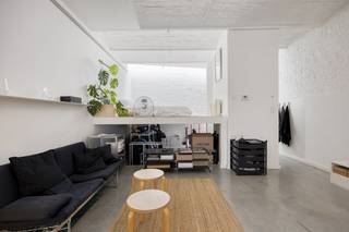 In de Spitaalpoortstraat, op de grens van Gent en Sint-Amandsberg, bevindt zich deze verrassend ruime studioloft van 78 m². Een eigendom met een uitgesproken loftgevoel, waar openheid, licht en karaktervolle architectuur centraal staan.<br /><br />Via de privatieve inkom komt u binnen in een ruime en lichtrijke leefruimte, waar wonen, koken en ontspannen op natuurlijke wijze in elkaar overvloeien. De combinatie van de witgeschilderde baksteen, de grote raampartijen en de robuuste vloer zorgt voor een bijzonder sfeervolle en eigentijdse woonbeleving.<br /><br />Achteraan in de loft bevindt zich een afzonderlijke slaaphoek, die op een slimme manier werd geïntegreerd in het geheel. Onder deze verhoogde slaapzone is bovendien praktische bergruimte voorzien. Hierdoor wordt de beschikbare oppervlakte optimaal benut zonder het open karakter van de loft te verliezen. <br /><br />Hoewel de eigendom op papier als studio wordt aangeduid, voelt deze woning door haar oppervlakte, indeling en ruimtelijkheid veel meer aan als een volwaardige loft. De open leefruimte biedt bovendien voldoende mogelijkheden om verschillende woonfuncties duidelijk van elkaar te onderscheiden.<br /><br />Ook technisch biedt de loft de nodige troeven: EPC-label B, vloerverwarming, een conforme elektrische installatie en een asbestveilig attest.<br /><br />Het gebouw bestaat uit slechts twee entiteiten, waardoor er geen syndicus is en de gemeenschappelijke kosten minimaal blijven.<br /><br />Momenteel wordt deze studio verhuurd voor € 825. <br /><br />Een karaktervolle stadsloft voor wie op zoek is naar ruimte, licht en een eigenzinnige woonbeleving, op een locatie waar Gent en Sint-Amandsberg samenkomen.<br /><br /><br />Bestuursmaatregelen in het maatregelenregister: nee