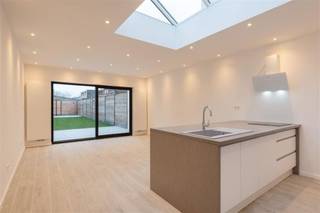 <p><span>Ontdek deze </span><span>volledig gerenoveerde woning</span><span>, gelegen op een </span><span>uitstekende locatie</span><span> in het geliefde </span><span>Wilrijk</span><span>. De woning bevindt zich in een </span><span>rustige, kindvriendelijke buurt</span><span> met een </span><span>speelplein op wandelafstand</span><span> ideaal voor gezinnen.</span></p><p><span>Bij het betreden van de woning komt u binnen in de inkomhal, waar de technieken en meters netjes werden weggewerkt in een </span><span>praktische kastruimte</span><span>. Op het gelijkvloers bevindt zich een </span><span>eerste slaapkamer</span><span> die ook perfect kan dienen als </span><span>bureau of polyvalente ruimte</span><span>. Daarnaast is er een </span><span>moderne badkamer</span><span> en een discreet ingerichte wasruimte, stijlvol verborgen achter een schuifdeur.</span></p><p><span>De </span><span>lichtrijke leefruimte met open keuken</span><span> vormt het hart van de woning. Dankzij de aanwezigheid van een </span><span>lichtstraat</span><span> geniet deze ruimte van een </span><span>uitzonderlijke hoeveelheid natuurlijk daglicht</span><span>, wat zorgt voor een aangename en open sfeer. De keuken is </span><span>volledig uitgerust</span><span> en biedt alle </span><span>hedendaagse comfort</span><span>. Dankzij de aanwezigheid van een slaapkamer en badkamer op het gelijkvloers is </span><span>gelijkvloers wonen perfect mogelijk</span><span>.</span></p><p><span>Op de eerste verdieping bevinden zich nog </span><span>twee slaapkamers</span><span> en een </span><span>tweede badkamer</span><span>, wat zorgt voor extra comfort en flexibiliteit voor het hele gezin.</span></p><p><span>Buiten geniet u van een </span><span>aangename tuin</span><span> met maar liefst </span><span>twee terrassen</span><span>, ideaal om op elk moment van de dag van de zon te genieten.</span></p><p><span>De woning werd energetisch geoptimaliseerd met een </span><span>EPC-label B</span><span> en is uitgerust met </span><span>zonnepanelen</span><span>. Bovendien is de </span><span>elektrische installatie conform</span><span> en beschikt de woning over een </span><span>blanco asbestattest</span><span>, wat bijdraagt aan een zorgeloze aankoop.</span></p>