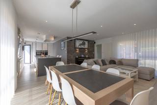 Villa-bungalow met leuk aangelegde tuin op terrein van 5a73ca.Rustig gelegen in de nabijheid van invalswegen.Deze vrijstaande bungalow werd recent...