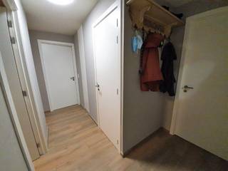 Pal op de Markt in Geel bevindt zich dit volledig gerenoveerde appartement van circa 96 m² op de eerste verdieping. Het omvat een ruime woonkamer met keuken, twee slaapkamers, badkamer, afzonderlijk toilet en berging. Lift, zeer ruim gemeenschappelijk dakterras en ondergrondse parkeerplaats nr. 43 aanwezig EN INBEGREPEN IN DE VRAAGPRIJS!<br /><br />EPC: 66 kWh/(m² jaar) – label A. Elektrische installatie conform. Asbestattest: asbestveilig. Momenteel bemeubeld verhuurd tot en met 31 december 2026 en vrij beschikbaar vanaf 1 januari 2027, onder voorbehoud.<br /><br />Wettelijke informatie: P-score B – G-score B. Niet gelegen in een afgebakend overstromingsgebied of afgebakende oeverzone. Omgevingsvergunning voor stedenbouwkundige handelingen uitgereikt. Bestemming: kerngebied voor wonen en winkelen en zone voor wegenis en openbaar domein volgens RUP Winkelwandelgebied. Geen herstel- of beveiligingsmaatregelen of hangende procedures gekend. Geen voorkooprecht ruimtelijke ordening. Geen omgevingsvergunning voor het verkavelen van gronden. Niet gelegen in watergevoelig openruimtegebied.