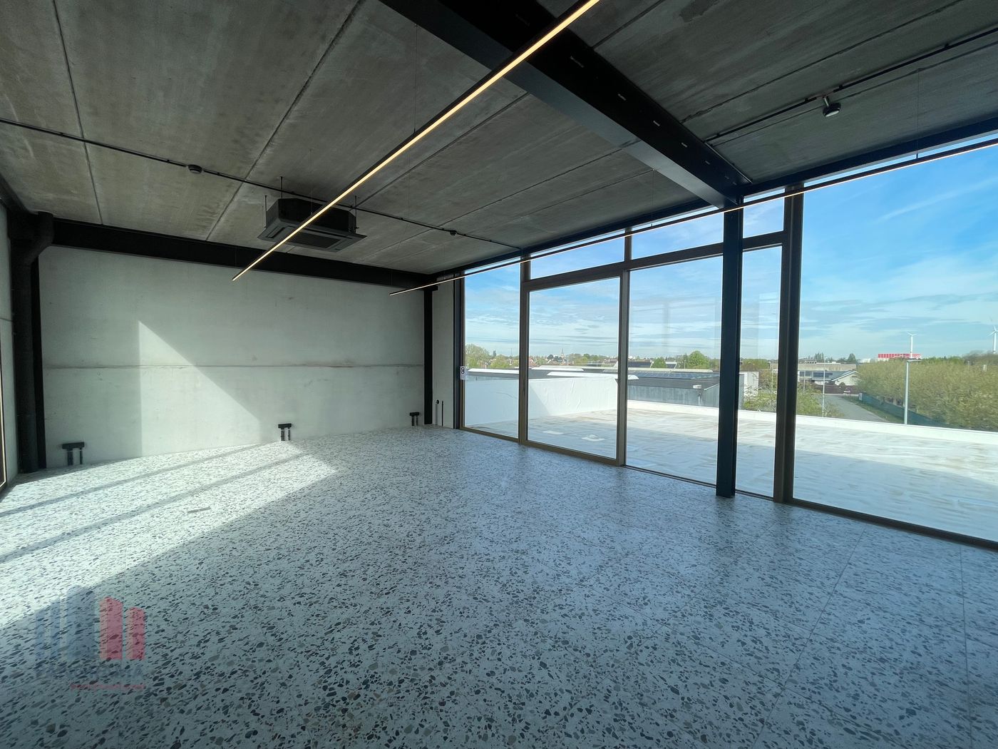 Nieuwbouw KMO-unit van 182 m² met 81 m² kantoorruimte nabij de E403 te huur - foto 4