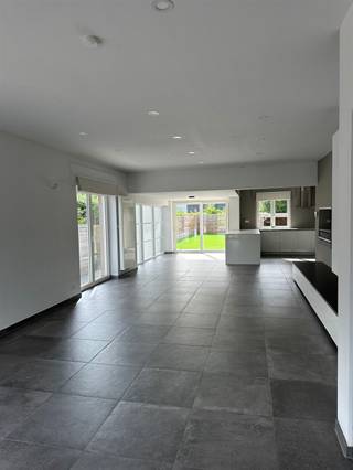 Kijkdag ma 04/05 17.30u - 18.15uDeze bungalow ligt op een gunstige locatie, dicht bij supermarkten, winkels en het op- en afrittencomplex...