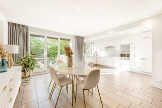 Dit lichtrijke en volledig instapklare appartement is de ideale woonst voor wie comfortabel en zorgeloos wil wonen op een rustige, maar...