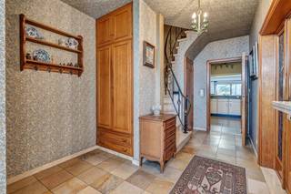 Voor meer info of een bezoek, bel 054 69 39 36 - Nabij het centrum van Ninove bevindt zich deze solide woning! Winkels, scholen, treinstation...