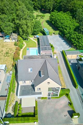 Exclusieve woning met handelszaak, appartement, zwembad en lift.In de gemeente Houthalen-Helchteren ligt een woning met een wauw gevoel. De rustige...