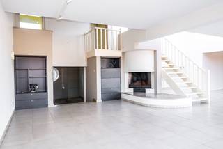 Penthouse op centrale locatie te Oud-Turnhout van ca 270m². Dit appartement omvat een private inkomhal met ruime vestiaire, zeer lichte woonkamer en eetkamer, ingerichte keuken met zeer ruime wasruimte, master bedroom op parket met dressing en ensuite badkamer, extra slaapkamer met douchekamer en ruim terras van +100m². <br /><br />Indeling: <br />U betreedt het appartement via een private inkomhal met trappenhal. De vestiaire geeft toegang tot de ruime en zeer lichte zitruimte met open haard en zicht op het zeer ruim terras. <br /><br />Via de zithoek gaat u naar de eetkeuken ingericht met toestellen (keramische kookplaat, combi-oven, vaatwas, koelkast, vriezer en dampkap) en een ruime was annex bergruimte met kasten. Via een trap in de woonkamer bereikt u de master bedroom op parket met een handige dressing en ensuite badkamer (bad en dubbele wastafel). Via de nachthal heeft u ook toegang tot een apart toilet, een 2e slaapkamer en de douchekamer met douche en wastafel. <br /><br />Inclusief naastgelegen appartement/duplex studio met badkamer, keukentje, woonkamer, terras en slaapkamer.<br /><br />Bijzonderheden: <br />* geen lift aanwezig<br />* recente verwarmingsketel (BJ 2017), ramen zijn ook enkele jaren geleden volledig vernieuwd<br />* dakisolatie aanwezig, ramen zijn recent vernieuwd (ramen vooraan in 2021, ramen achteraan in 2017)<br />* roofing dak en platte daken zijn vernieuwd in 2023<br />* zeer licht appartement<br />* conforme elektrische keuring<br />* Mogelijkheid tot plaatsen van uw auto voor en achteraan het gebouw.<br />* Gemeenschappelijke fietsenberging en berging voor vuilbakken achteraan het gebouw.<br />+ naastgelegen appartement/duplex studio met badkamer, keukentje, woonkamer, terras en slaapkamer