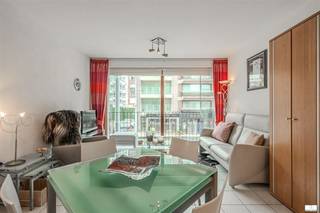 Modern en gunstig gelegen studio in centrum MiddelkerkeHet appartement beschikt over een ruim woonkamer-eetgedeelte met grote ramen die veel daglicht binnenlaten en uitzicht bieden op de omgeving. De volledig ingerichte keuken is voorzien van moderne apparatuur en biedt voldoende opslagruimte. De slaapkamer is comfortabel afgewerkt en voorzien van ingebouwde kasten.De moderne badkamer beschikt over een douchegelegenheid. Via de hal heeft u toegang tot alle ruimtes. Een groot voordeel is het unieke balkonterrein, ideaal voor het genieten van buiten.Het complex staat bekend om zijn centrale ligging, vlakbij openbaar vervoer en alle faciliteiten. De tramhalte voor directe verbinding naar het centrum is op enkele stappen afstand. Er is een private kelderberging.Mogelijkheid tot aankoop van garage voor een meerprijs van 60.000 euro.