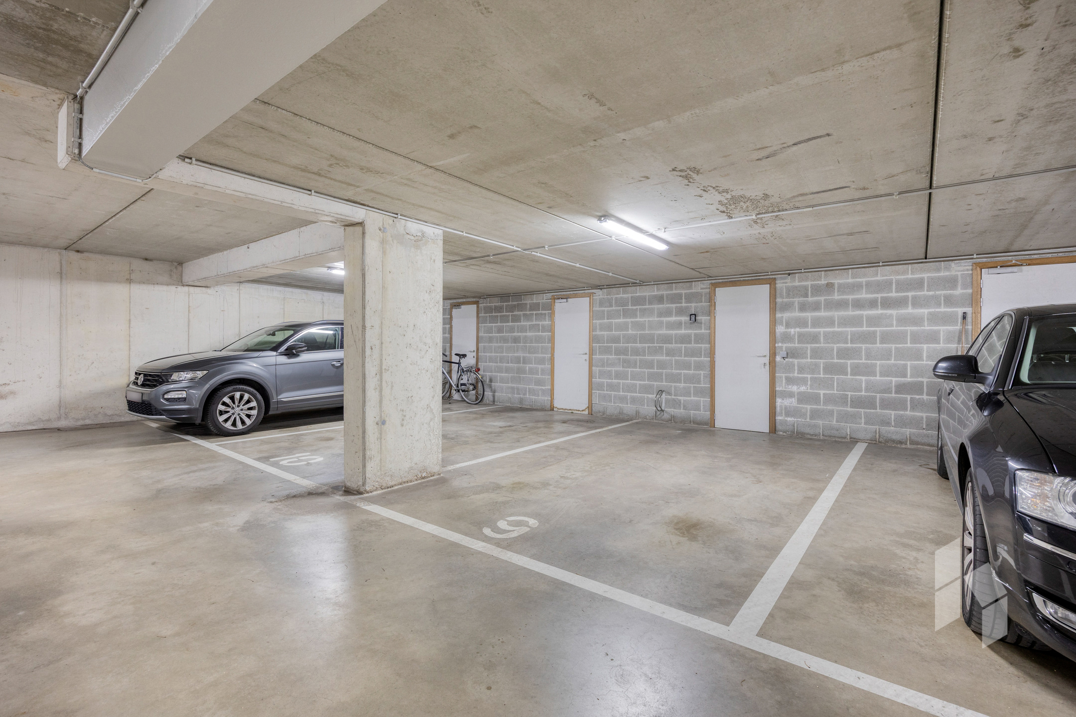 Ondergrondse autostaanplaats en berging te koop in het centrum van Lommel.