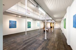 Centraal in het <strong>hart van Roeselare</strong> bevindt zich dit<strong> karaktervolle pand</strong>, waar de <strong>charme van het voormalige burgerhuis met galerij met zorg bewaard bleef</strong>. De achterliggende galerij, <strong>volledig vernieuwd</strong>, ademt nog steeds de <strong>authentieke sfeer van weleer</strong>.<br />Het pand biedt talloze mogelijkheden: van <strong>co-workingplek</strong> tot <strong>aparte kantoren</strong>. Achteraan de open hal met <strong>gietijzeren zuilen</strong> bevinden zich op elk niveau afzonderlijke vertrekken. Op het gelijkvloers zijn een compacte keuken en een technische berging voorzien.<br />Op de <strong>eerste verdieping</strong> zorgen ingebouwde kasten voor extra comfort, terwijl de<strong> houten vloer</strong> op de tweede verdieping de authenticiteit van het pand benadrukt. Van hieruit bereikt men de <strong>zolder </strong>via een vaste trap.<br />Naast de galerij ligt een bijkomende <strong>overdekte expositiezaal</strong> die zich uitstrekt over de volledige lengte.<br />Voor de galerij bevindt zich een<strong> tussengebouw </strong>met moderne sanitaire voorzieningen en een kitchenette. Via een <strong>decoratieve gang </strong>bereikt u de woning aan de voorzijde. Op de verdieping van dit deel zijn <strong>twee royale kamers</strong> ondergebracht, met daarboven een <strong>zolderverdieping</strong>.<br />Aan de voorzijde bevindt zich het <strong>elegante herenhuis met neoclassicistische gevel</strong>. De inkomhal leidt rechts naar een sfeervol salon met eetplaats, gekenmerkt door <strong>art-deco elementen.</strong> Aansluitend ligt een<strong> traditionele keuken met betegelde wanden en een stenen pompbak</strong>. De eerste verdieping telt <strong>twee ruime en twee kleinere slaapkamers</strong>, evenals een toilet. De bovenste verdieping doet momenteel dienst als <strong>kunstatelier met mezzanine.</strong><br />De unieke indeling maakt dit <strong>eigendom bijzonder geschikt als private woning, koffiehuis, brasserie of B&amp;B.</strong><br /><strong>Centrale verwarming</strong> is overal aanwezig.<br />De <strong>feeërieke binnentuin </strong>brengt<strong> licht en sfeer tot diep in het pand</strong>. Zowel de galerij als het herenhuis zijn volledig <strong>onderkelderd,  </strong>hier bevinden zich de <strong>verwarmingsinstallatie </strong>en een <strong>ruime opslagkelder.</strong><br /><br /> 