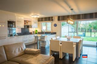 OELEGEM - INTERIOR FLOOR APARTMENT WITH TWO BEDROOMS, GARDEN AND TWO CAR STORAGE PLACES - EPC 140 kWh/m² - Composition as follows: entrance hall...