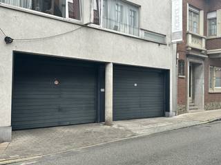 This parking space for rent is located at Oscar Verschuerestraat 1 in Waregem. The parking space is conveniently located in the center of Waregem...