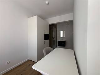 <p>Welcome to the fully renovated rooms at Ravenstraat 40, a student residence in a beautiful townhouse. This bright room, measuring approximately 13 m², is in a quiet location and features a private shower, sink, refrigerator, microwave, and individual air conditioning for cooling and heating. A bed, desk, and wardrobe are provided. The toilet is shared with 3 other students.</p><p>The residence features a spacious communal kitchen. Thanks to an EPC A rating (39 kWh), solar panels, and excellent sound insulation, you’ll live here comfortably and energy-efficiently. Ideally located within walking distance of downtown and just 10 minutes from Leuven Station.</p><p>Contact us today to schedule a tour: 0470 59 65 44 or verhuur@connect-immo.be</p><p>Rent: €745 plus €90 (utility allowance for water, heating, electricity, and internet) *Excludes student tax<br />Available: Immediately</p>