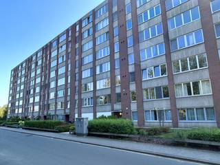 Dit lichtrijke appartement werd met smaak gerenoveerd en combineert comfort met een praktische indeling en dit op een toplocatie nabij UZ Leuven, Imec, centrum Leuven, winkels, scholen, openbaar vervoer ...<br />Het appartement beschikt over een gezellige woonkamer met eetkamer, een functionele, volledig ingerichte keuken, twee volwaardige slaapkamers waarvan één met terras, en een badkamer uitgerust met een bad en lavabomeubel.<br />Dankzij de grondige renovatie verkeert het appartement in uitstekende staat en is het onmiddellijk beschikbaar voor eigen bewoning of als investering.<br />Bovendien scoort het appartement uitstekend op technisch vlak met een EPC-label B, een asbestveilig attest en een conforme elektrische installatie, wat garant staat voor energiezuinig en zorgeloos wonen.  Maandelijkse kost mede-eigendom: 197 euro, inclusief provisie verwarming en waterverbruik.<br />Extra troeven zijn de private kelder EN de inbegrepen garagebox, beide inbegrepen in de verkoopprijs.<br />Gelegen op een gegeerde locatie in Heverlee, vlakbij belangrijke invalswegen, vormt dit appartement een ideale opportuniteit voor wie op zoek is naar comfortabel wonen op een centrale ligging.