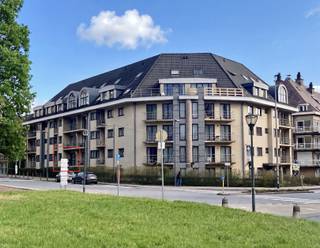<p>Dit instapklare appartement bevindt zich op de eerste verdieping van de populaire residentie “Woluwe Gardens”, opgeleverd in 2001. De residentie is uitstekend gelegen in een rustige, residentiële buurt nabij het Woluwe Shopping Center en het Park van Woluwe. Het appartement heeft een bewoonbare oppervlakte van 89 m² en omvat een inkomhal met apart gastentoilet, een woonkamer met toegang tot het eerste terras van 7 m², een aparte keuken met aansluitende berging/waslokaal, twee aparte slaapkamers en een badkamer met een bad en een dubbele wastafelkast. De master-bedroom geeft toegang tot het tweede terras met een rustgevend uitzicht op de binnentuin. Een ondergrondse autostaanplaats, nummer 59, is inbegrepen in de verkoopprijs! Dankzij de ligging zijn parken, winkels, openbaar vervoer, de autostrades en de Brusselse ringen vlot bereikbaar. Een praktisch appartement met twee slaapkamers, twee terrassen en een ondergrondse staanplaats, geschikt voor eigen bewoning of als investering! Aarzel niet om Frederik te contacteren voor meer info of een eerste vrijblijvende bezoek: frederik@immo-time.be</p>