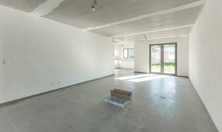 <span>Deze energiezuinige nieuwbouwwoning in </span><strong>eerste gebruik</strong><span> is rustig gelegen in Gijzegem. De </span><strong>halfopen bebouwing</strong><span> werd opgetrokken in een moderne, hedendaagse architectuur met bijzondere aandacht voor ruimtegevoel, wooncomfort en natuurlijke lichtinval.</span><br /><span>Bij het betreden van de woning komt u in de inkomhal met gastentoilet. Vervolgens bereikt u de lichtrijke leefruimte met open, volledig uitgeruste keuken. Dankzij de grote raampartijen geniet u hier van een aangenaam zicht op de tuin en het terras. Verder beschikt de woning over een praktische berging. Naast de woning bevindt zich een private oprit; een carport wordt nog geplaatst. Op de eerste verdieping bevinden zich </span><strong>drie slaapkamers</strong><span>, een aparte toiletruimte en een comfortabele badkamer uitgerust met ligbad en douche. Via een vaste trap bereikt u de tweede verdieping, waar zich nog een ruime </span><strong>polyvalente kamer</strong><span> bevindt die perfect kan dienen als vierde slaapkamer, bureau of hobbyruimte. Dankzij de warmtepomp, zonnepanelen en uitstekende energieprestaties geniet u van een bijzonder </span><strong>energiezuinige woning</strong><span> met lage energiekosten en optimaal wooncomfort. De aanleg van het gazon, de buitenberging en de laatste schilderwerken worden nog afgewerkt, zodat de woning volledig instapklaar wordt opgeleverd.</span>