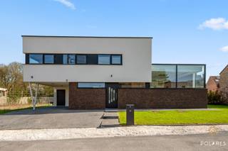 Bezoekdag op 2 mei, gelieve in te schrijven via de website of neem rechtstreeks contact via 0489/02.13.82<br /><br />Welkom in deze unieke, moderne nieuwbouwvilla (bouwjaar 2024) met meer dan 350m² bewoonbare oppervlakte (volgens EPC).<br /><br />Deze woning combineert vooruitstrevende energiezuinigheid (EPC-label A+) met een doordachte architectuur, hoogwaardige afwerking en een absolute topligging nabij golf en wellness.<br /><br />Al van bij het binnenkomen, ervaart u een interieur van topniveau, waar elk detail met zorg werd uitgewerkt. Maatwerk vormt de rode draad doorheen de woning, met stijlvolle ingebouwde kasten, duurzame en kwalitatieve materialen en een perfect evenwicht tussen esthetiek en functionaliteit.<br /><br />Dankzij de recente bouw en energie-efficiënte technieken geniet u niet alleen van maximaal wooncomfort, maar ook van een lage energiekost en toekomstgerichte investering.<br /><br />De villa beschikt over:<br /><br />4 volwaardige slaapkamers<br />2 elegante badkamers<br />Een ruime, multifunctionele leefkelder (ideaal als homecinema, fitness of ontspanningsruimte)<br />Ook buiten werd alles afgestemd op hedendaags wooncomfort: de onderhoudsvriendelijke tuin biedt een oase van rust, waar u zorgeloos kan genieten in alle privacy.<br /><br />Een extra troef is dat de woning volledig gemeubeld wordt verkocht. U hoeft enkel uw koffers te verhuizen en kan meteen intrekken in deze instapklare, luxueus afgewerkte droomwoning.<br /><br />Deze villa is een unieke opportuniteit voor wie op zoek is naar een energiezuinige, moderne en perfect afgewerkte woning op een toplocatie, waar comfort en klasse hand in hand gaan.