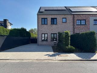 <strong><strong>Recente gezinswoning op een rustige toplocatie in het centrum van Ravels.<br /></strong></strong>
<p><span>Op zoek naar een instapklare, energiezuinige woning op een rustige ligging, maar toch midden in het centrum van Ravels? Dan is deze recente woning uit 2019 precies wat u zoekt.</span></p>
<p><span>Bij het binnenkomen bevindt u zich in een inkomhal die rechtstreeks toegang geeft tot de lichtrijke woonkamer. Aansluitend bevindt zich de volledig uitgeruste keuken, voorzien van alle moderne toestellen: een vaatwasser, oven, microgolfoven, inductiekookplaat en koelkast.</span></p>
<p><span>Via de keuken bereikt u de wasplaats en een apart gastentoilet. </span></p>
<p><span>Op de eerste verdieping bevinden zich drie ruime slaapkamers en een badkamer, uitgerust met een dubbele lavabo, een inloopdouche en een ligbad. Ook op deze verdieping is een apart toilet voorzien.</span></p>
<p><span>Daarnaast beschikt de woning over een ruime zolder die ideaal dienst kan doen als extra bergruimte of hobbyruimte.</span></p>
<p><span>Buiten geniet u van een ruime tuin met een tuinhuis, perfect voor het opbergen van fietsen en tuinmateriaal.<br /><br />Bijzonderheden:<br />- EPC: A-label<br />- Rolluiken <br />- Gordijnen en verlichting blijven <br />- Beschikbaarheid: 1/08/2026</span></p>