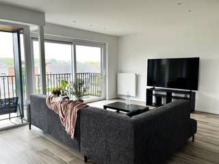 <strong>Prijs :  850 €/maand + 75 €/syndic</strong><br />Dit <strong>verzorgd appartement met terras </strong>combineert ruimte, comfort en een <strong>aangename ligging</strong>. Gelegen in een <strong>kleine residentie op de tweede verdieping</strong>, met winkels, een speelpleintje en een groene omgeving die zich op wandelafstand bevinden.<br />Bij het binnenkomen word je verwelkomd in een <strong>inkomhal met ingemaakte kasten </strong>die toegang geeft tot de verschillende ruimtes waaronder het gastentoilet. De <strong>lichtrijke living</strong> vormt het hart van het appartement en biedt een aangename plek om te ontspannen. Aansluitend bevindt zich de<strong> praktische, volledig ingerichte, open keuken.</strong><br />Het appartement beschikt over <strong>twee volwaardige slaapkamers. </strong> De badkamer is uitgerust met een <strong>ruime inloopdouche</strong> en een modern lavabomeubel. Daarnaast is er een <strong>aparte berging</strong>, ideaal voor extra opslag en het plaatsen van wasmachine en droogkast. <strong>Zonnepanelen aanwezig</strong><br />Op het gelijkvloers is er een <strong>private garage</strong> inbegrepen, wat het comfort compleet maakt.<br /><strong>Een ideale keuze voor wie rustig wil wonen met alle voorzieningen binnen handbereik.</strong>